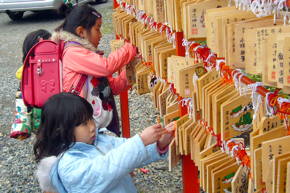 深志神社 奨学祭 絵馬を掛ける子ども達